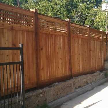 stockade fence in cedar with cedar lattice and top cap