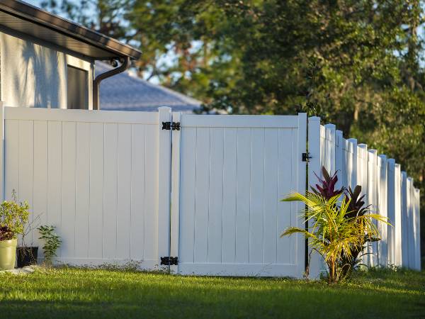 vinyl fence columbus ohio new vinyl fence installation in Columbus Ohio by vinyl fence installers found at Columbus Fence Pros