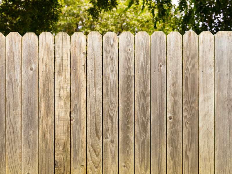 wood stockad fence